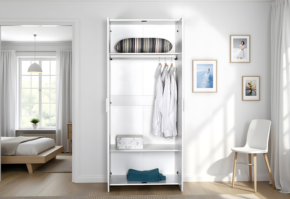 Απεικονίζεται η ντουλάπα ανοιχτή σε υπνοδωμάτιο, δίπλα σε άλλα έποπλα.